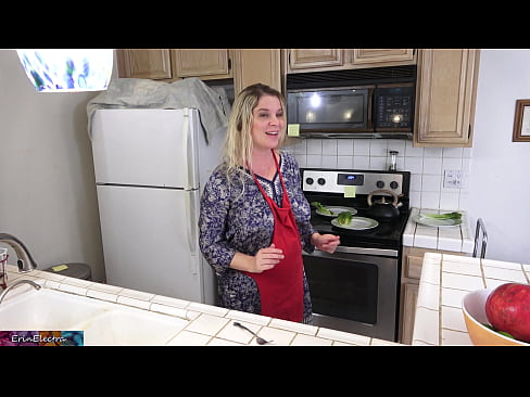 ❤️ Stepmom u munghje in cucina prima di a so data Super porn à co.hochu-sex-tomsk.ru ❌